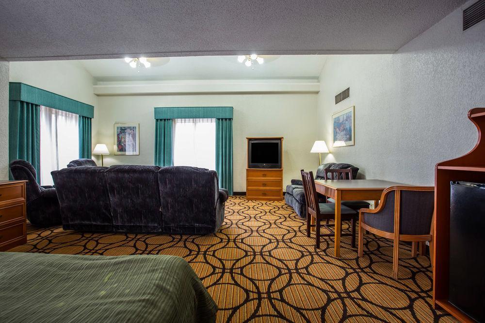 Quality Inn & Suites Airport Charlotte Bagian luar foto