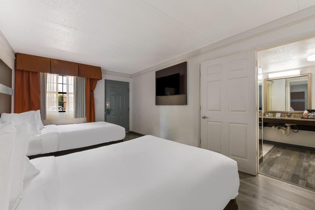 Quality Inn & Suites Airport Charlotte Bagian luar foto