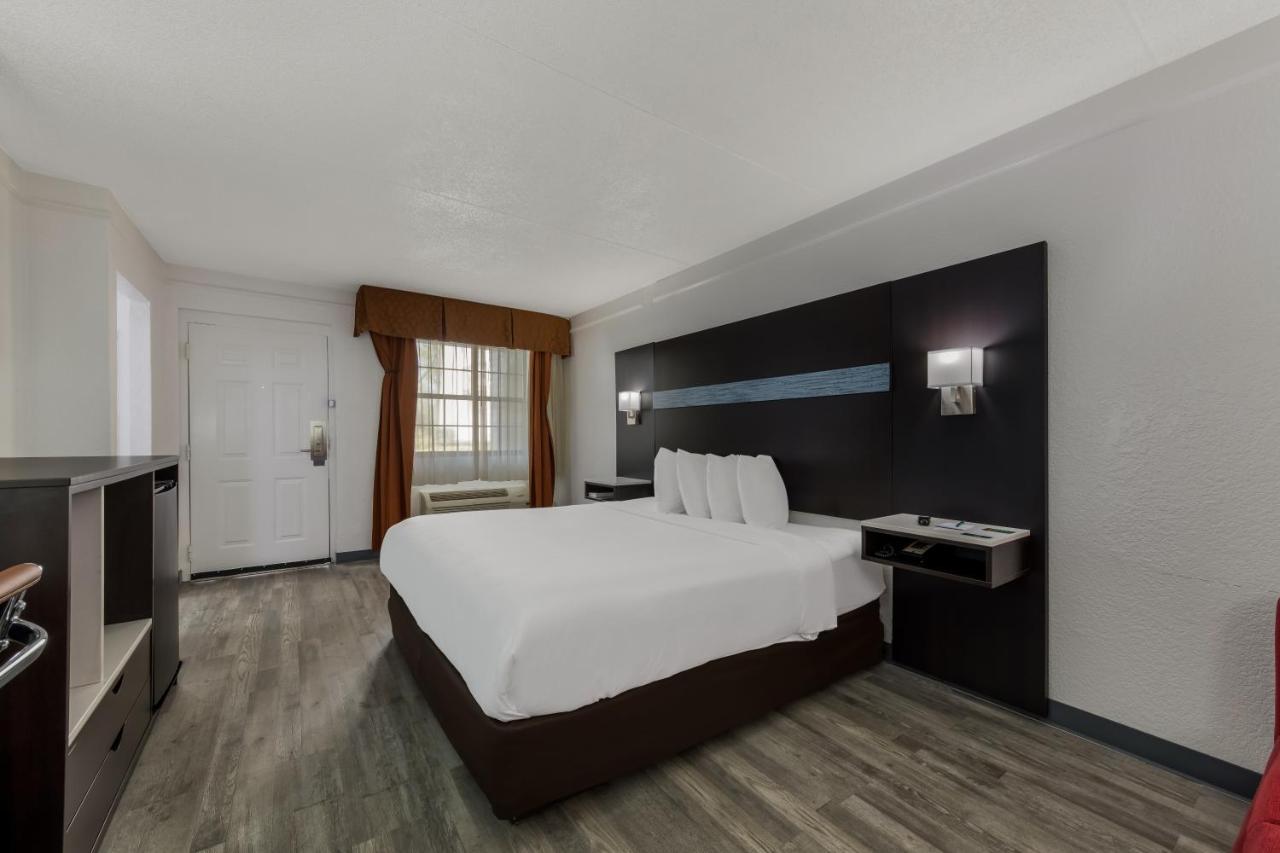 Quality Inn & Suites Airport Charlotte Bagian luar foto