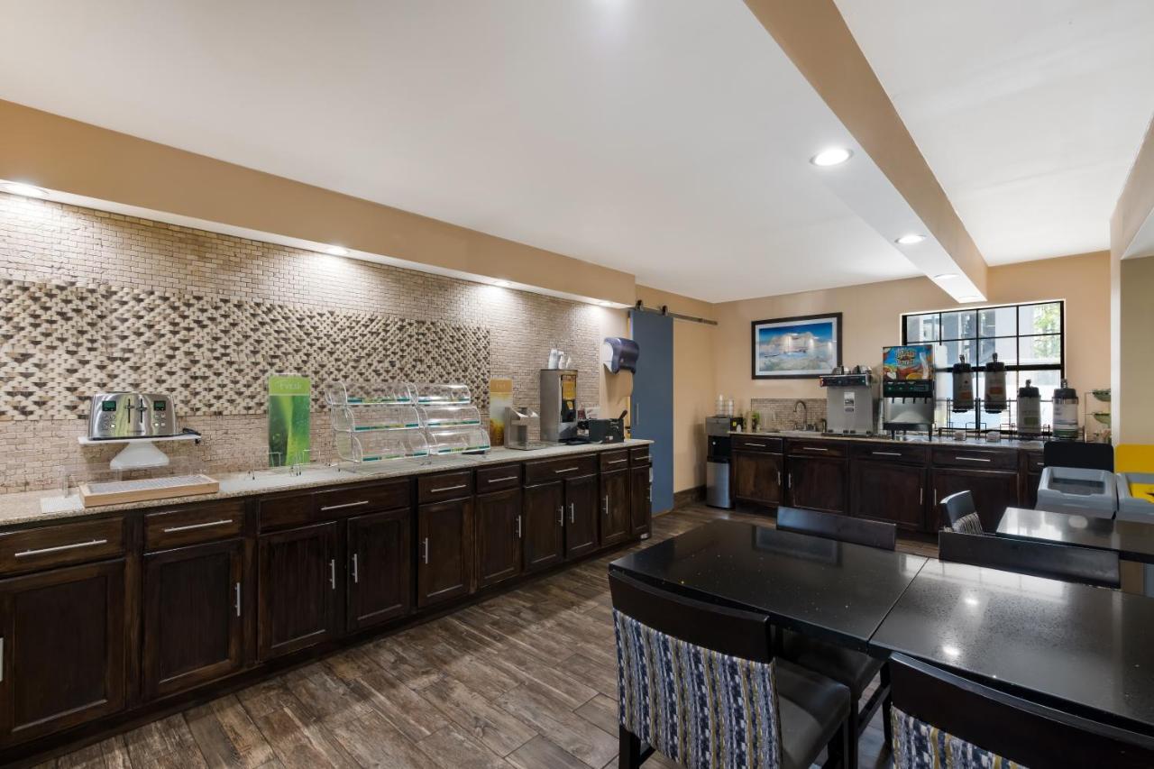 Quality Inn & Suites Airport Charlotte Bagian luar foto