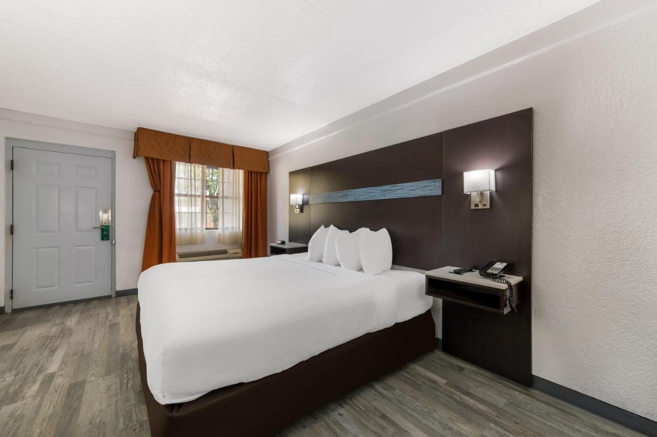 Quality Inn & Suites Airport Charlotte Bagian luar foto