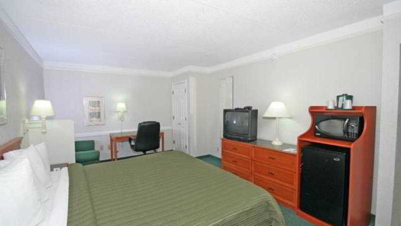 Quality Inn & Suites Airport Charlotte Bagian luar foto